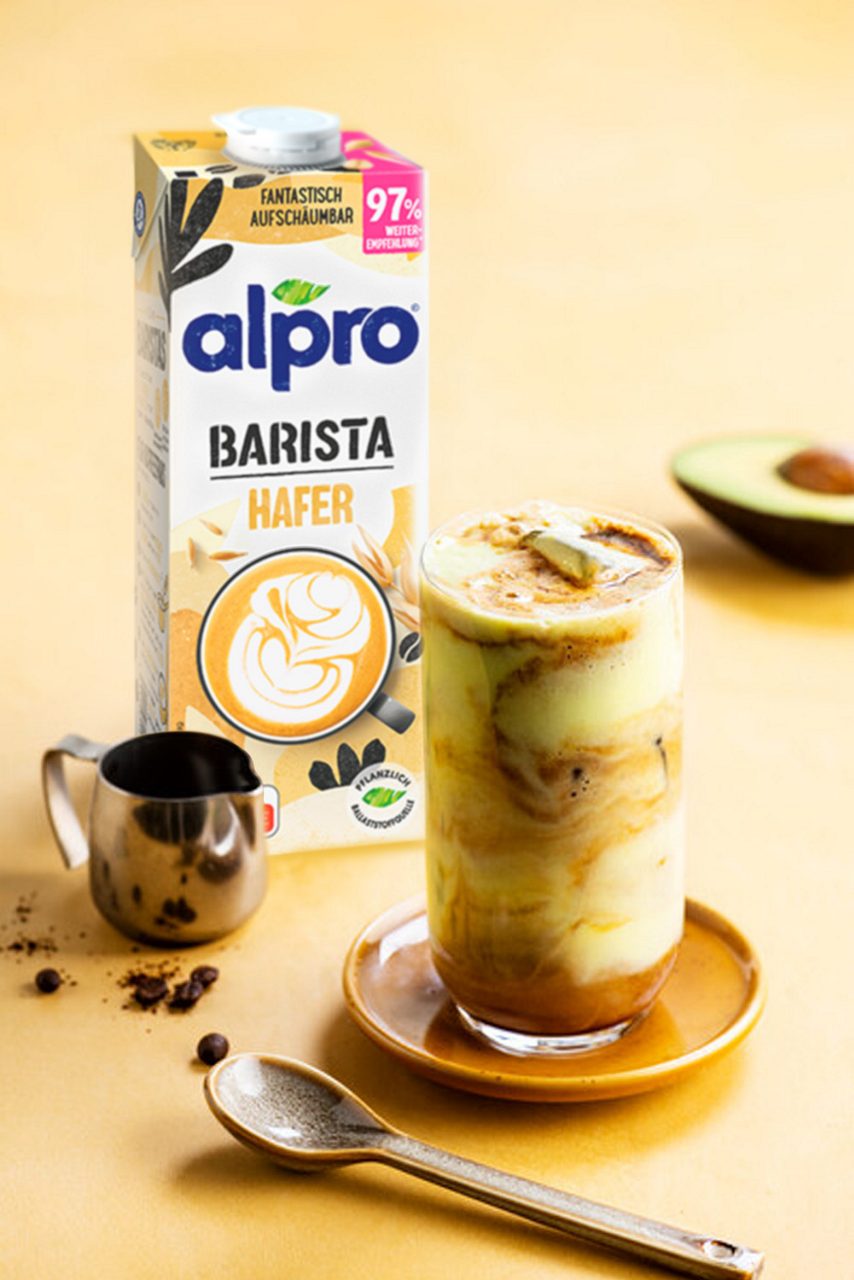9F8838EB-D58E-4BC7-8546C6D2A55A7DB4<br>AO-Mixed_BaristaOatAvocadoCoffee_Image_2x3_NA_YES_Alpro_DE_1.jpg