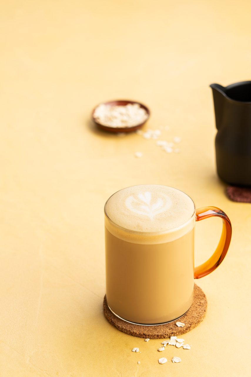 EF56E34A-1201-4B11-8C90E0B052AF0AA7<br>A_CoffeePlatform_CoffeePlatform_Master_Recipe_Image_OatLatte_Drinks_Barista_Oat_NA_TetraUHT_1l_HR-074.tif