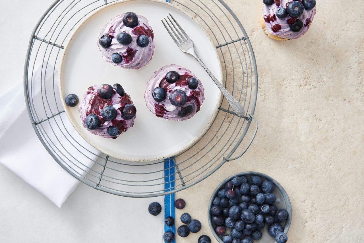 B522483F-7AAF-4F24-92D6277EDD3D377B<br>A_NoSugars_Recipe_DE_Image_CupCakeBlueberry_16x9_Drinks_NA_Soy_1l_.jpg<br>Cute Cupcakes 

Blueberry[Text Wrapping Break] 

Zutaten: 

 

Teig: 

250 g Dinkelmehl[Text Wrapping Break]3/4 TL Backpulver 

3/4 TL Natron[Text Wrapping Break]1/2 TL Salz 

110ml Alpro Sojadrink Ohne Zucker[Text Wrapping Break]1 Zitrone 

2 große Bananen 

 

Frosting: 

200 g Cashewkerne[Text Wrapping Break]200 g veganer Frischkäse 

1 Zitrone 

 

Einfärben: 

Lebensmittelfarbe Eat Rainbow Bio 

 

Toppings: 

Blaubeeren 

 

Zubereitung: 

Dinkelmehl, Natron, Salz und Backpulver vermengen. Sojadrink und Zitronensaft mischen und zum Dinkelmehl-Mix dazugeben. Nach Belieben einfärben. Backofen auf 180 Grad erhitzen. Teig in Muffinformen geben und 20–25 Minuten backen. Für das Frosting Cashewkerne 30 Minuten einweichen und mit restlichen Zutaten im Mixer vermengen. Danach Einfärben und nach Belieben auf Muffins anrichten.