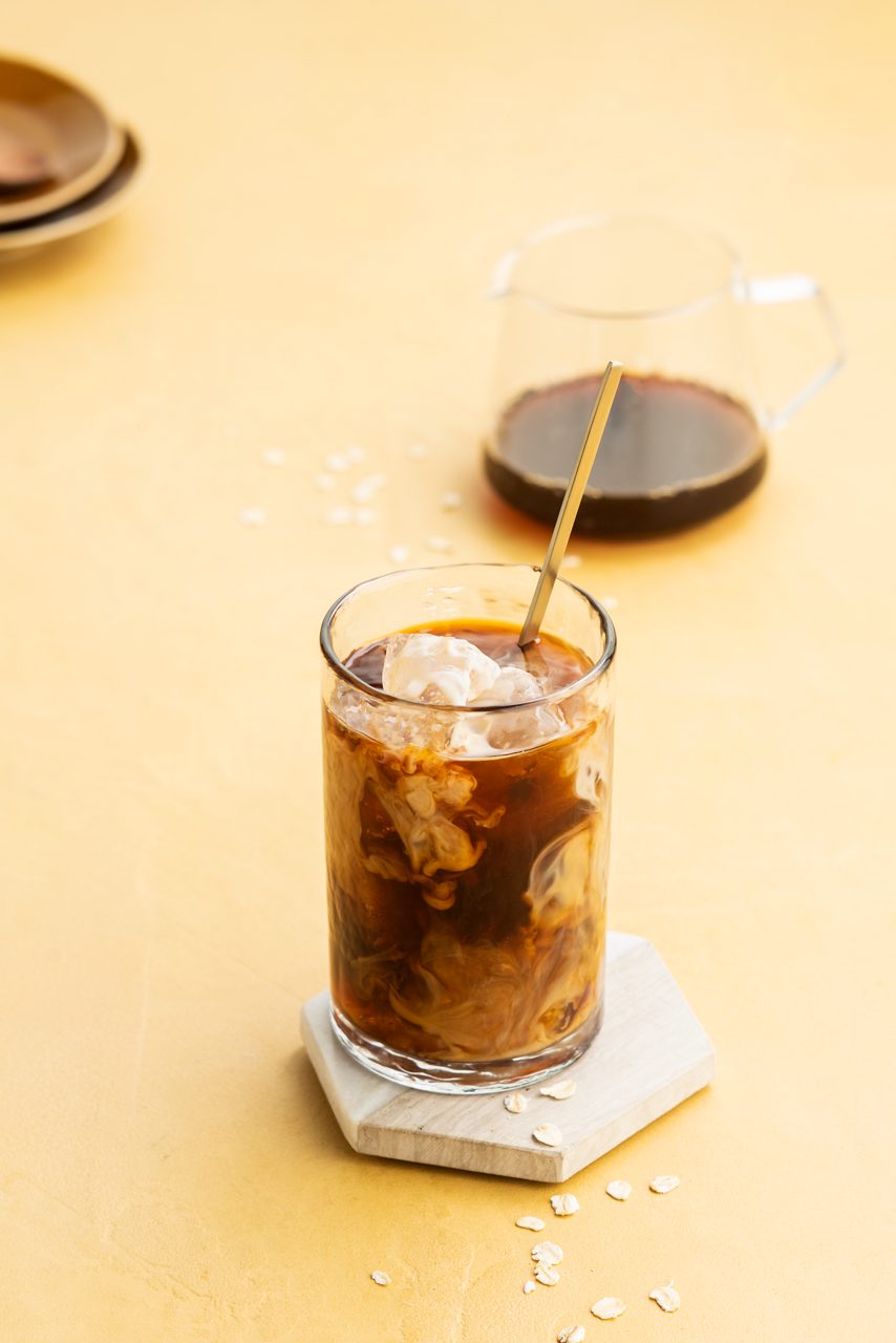 19F84B02-34B7-4F34-99D055885E867937<br>A_CoffeePlatform_CoffeePlatform_Master_Recipe_Image_OatColdBrew_Drinks_Barista_Oat_NA_TetraUHT_1l_HR-281.tif
