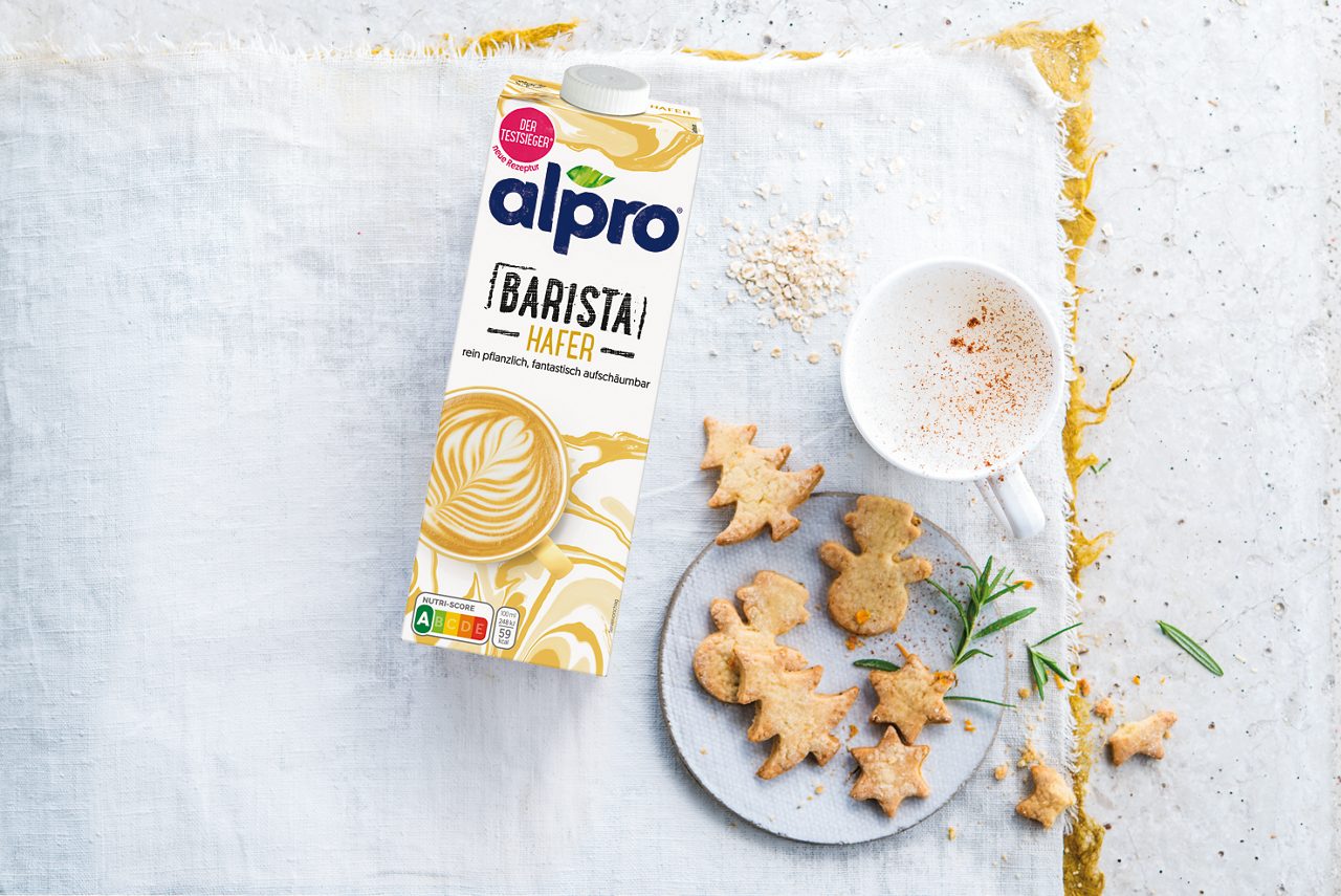 E85CC51D-3AAB-4CE0-9C97299DC8F94981<br>A_NA_NA_Master_Recipe_Image_christmasbiscuits___Drinks_Barista_Oat_NA_TetraUHT_1l_HR_horizontal_bear.jpg