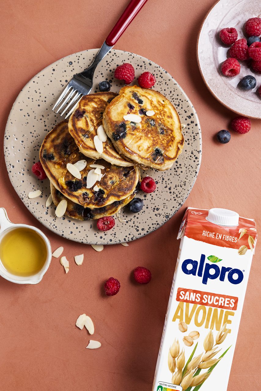 3D0F7CBD-2781-44E2-9D4DC8DB6FBBB825<br>A_NA_NoSugars_Master_Recipe_Image_Pancake_Blueberry_Recipe_NA_Drinks_NS_Oat_NA_TetraUHT_pancakes_redfruits -061_Avoine NAS FR<br>
