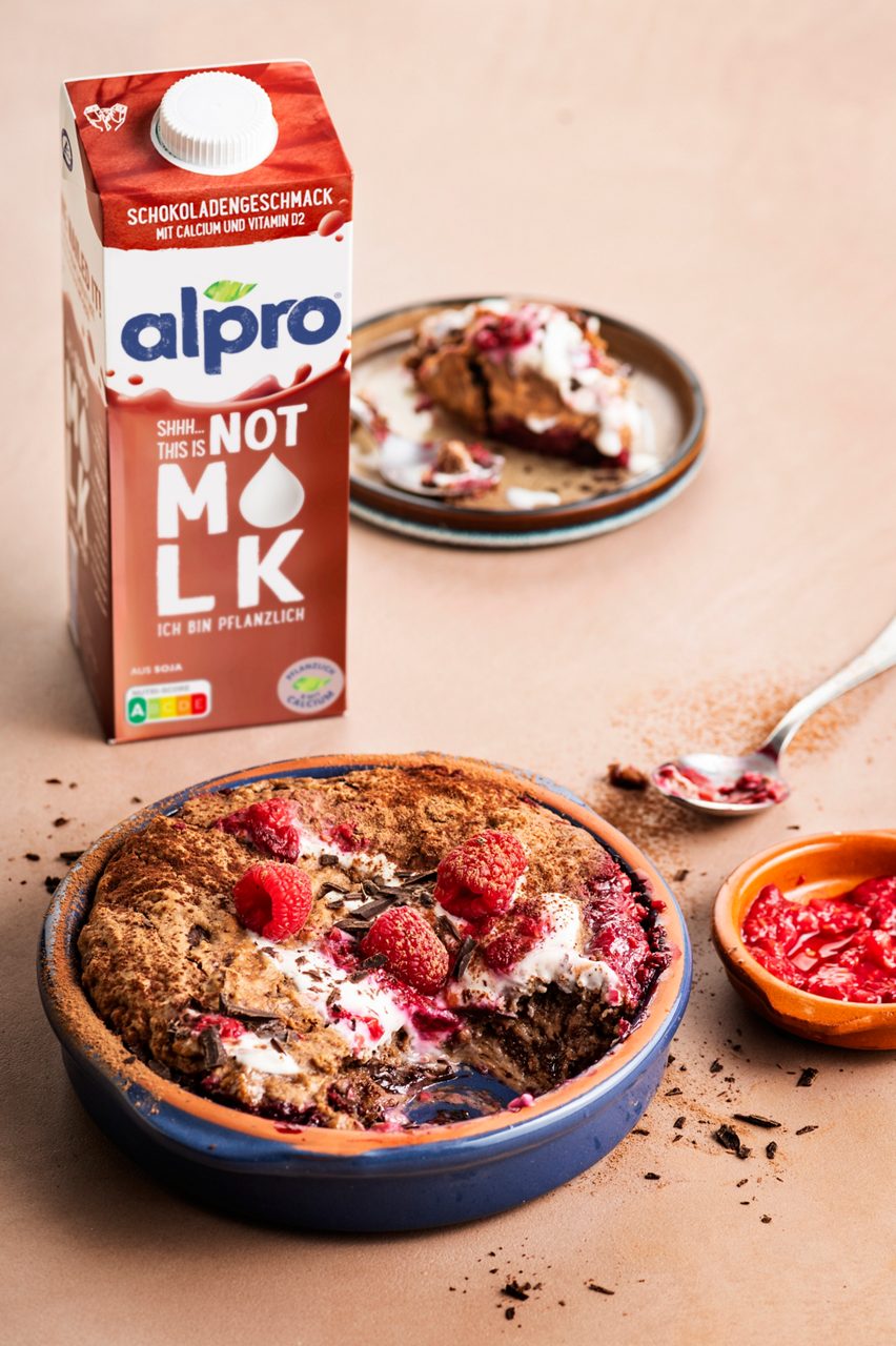 F26AEA9F-92B1-4174-9DFE66BEAE87FB5B<br>A_NotMilk_Product_Recipe_Image____Drinks_NA_Oat_NA_TetraUHT_1l_HR_NotMilk_chocolate_lavacake-170.jpg