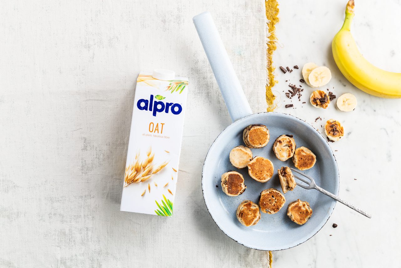 FFDCCD77-ABF5-418A-9F7657A27AA39E8F<br>MINI BANANA PANCAKES-079.tif<br>Banana pancake bites

Make it batter with Alpro Oat Drink!

- 270ml Alpro Oat Drink / Alpro Oat Almond Drink
- 150g oat flour
- 1 tsp baking powder
- 2 bananas
- 2 tbsp organic peanut butter
- 30g grated vegan dark chocolate

1 Whisk the Alpro Oat drink, oat flour and baking powder into a nice smooth batter, and leave it to sit for 10 minutes.
2 Cut the banana into slim slices - around 1cm is perfect  Make mini banana sandwiches by sticking two slices together with a splodge of peanut butter and a little grated chocolate in between each one.
3 Dip your little sandwiches in the pancake batter. 
4 Cook in a hot non-stick pan for around two minutes on each side or until they're golden brown.
GET 'EM WHILE THEY'RE HOT. DIG IN!