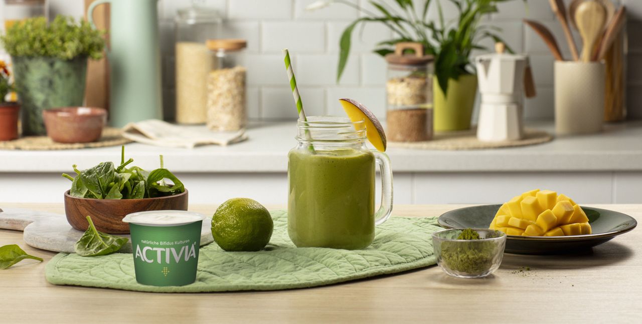 Matcha-Tee und Mango-Smoothie mit Activia