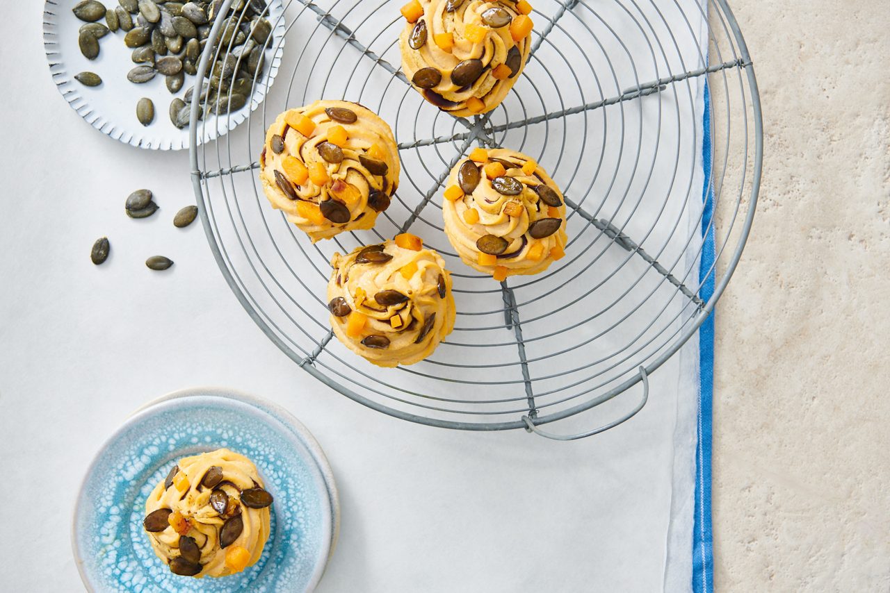 ECF7BBE7-EA66-47C1-A066BC645F969323<br>A_NoSugars_Recipe_DE_Image_CupCakePumpkin_16x9_Drinks_NA_Soy_1l_.jpg<br>Cute Cupcakes 

Pumpkin 

 

Zutaten: 

 

Teig: 

250 g Dinkelmehl[Text Wrapping Break]3/4 TL Backpulver 

3/4 TL Natron[Text Wrapping Break]1/2 TL Salz 

110 ml Alpro Sojadrink Ohne Zucker[Text Wrapping Break]1 Zitrone 

2 große Bananen[Text Wrapping Break]1 EL Kakaopulver 

 

Frosting: 

200 g Cashewkerne[Text Wrapping Break]200 g veganer Frischkäse 

1 Zitrone[Text Wrapping Break]Minze 

 

Einfärben: 

Bio Lebensmittelfarbe grün 

 

Toppings: 

1 Löffel Kakaonibs ohne Zucker[Text Wrapping Break]12 Minzblätter 

 

Zubereitung: 

Dinkelmehl, Natron, Salz, Backpulver und Kakaopulver vermengen. Sojadrink und Zitronensaft mischen und zum Dinkelmehl-Mix dazugeben. Nach Belieben einfärben. Backofen auf 180 Grad erhitzen. Teig in Muffinformen geben und 20–25 Minuten backen. Für das Frosting Cashewkerne 30 Minuten einweichen und mit restlichen Zutaten im Mixer vermengen. Danach Einfärben und mit Toppings nach Belieben auf den Muffins anrichten.