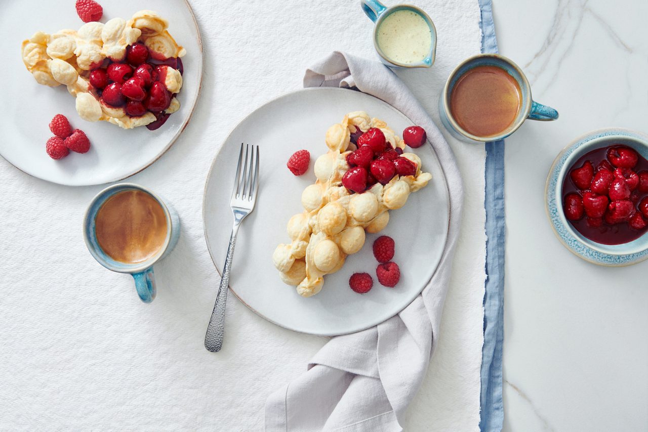 80489BF1-48E0-4592-A38FD56BBFBDAB6E<br>A_NoSugars_Recipe_DE_Image_WowWaffle_16x9_Drinks_NA_Soy_1l_.jpg<br>Wow Waffle 

 

Zutaten: 

40 ml Alpro Sojadrink Ohne Zucker[Text Wrapping Break]20 g Margarine[Text Wrapping Break]1 TL No Egg Pulver[Text Wrapping Break]Prise Salz 

40 g Mehl[Text Wrapping Break]1 1/2 TL Speisestärke 

1/2 TL Backpulver[Text Wrapping Break]50 g Himbeeren 

50 ml Vanillesauce vegan (zuckerfrei)  

 

Toppings: 

50 g Himbeeren 

50 ml Vanillesauce vegan (zuckerfrei) 

 

Zubereitung: 

Margarine in einem Topf schmelzen und danach abkühlen lassen. Mehl mit dem Backpulver vermengen. Margarine, Mehl, Speisestärke, Salz, Sojadrink und No Egg Pulver verrühren. Teig für 20 Minuten ruhen lassen. Bubble-Waffeleisen (oder normales Waffeleisen) erhitzen und etwas einfetten. Teig auf der Unterseite des Waffeleisens verteilen und ca. 3 Minuten goldbraun ausbacken.