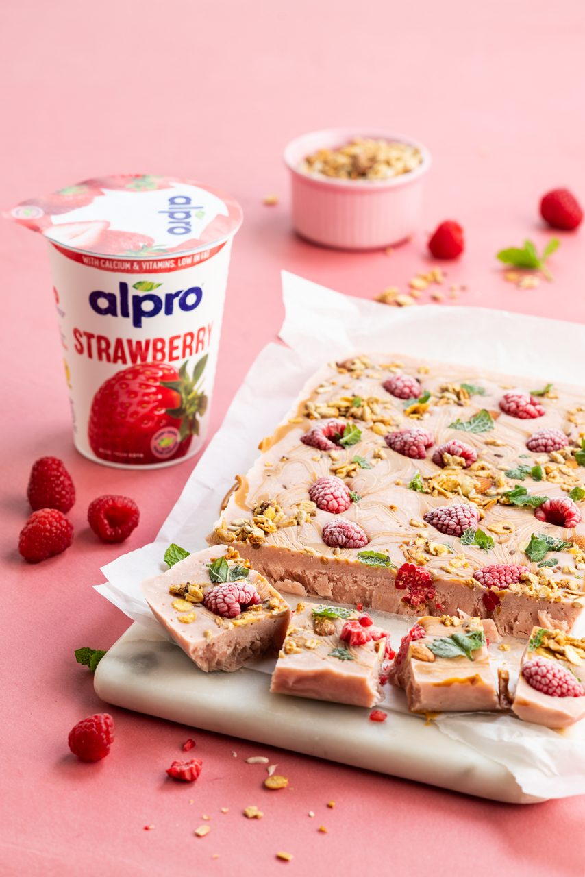 24A133BB-9095-4ED8-A503F9D999922A01<br>A_NA_NA_Master_Recipe_Image_Frozenstrawberry_Bananabark__NA_PBAYstrawberry_Origins_Soy_NA_Pot_400g_HR_-153.tif<br>Frozen_berry_banana_bark_title	Frozen berry banana bark
Frozen_berry_banana_bark_subtitle	A bark with a berry bite! Made with Alpro Plant Based Alternative to Yoghurt strawberry
Frozen_berry_banana_bark_ingredients	"500g Alpro Plant Based Alternative to Yoghurt strawberry
1 ripe banana
1 tbsp peanut spread + extra for topping
2 medjool dates 
2 tbsp toasted quinoa granola
100g raspberries
Couple of mint leaves "
Frozen_berry_banana_bark_preparation	"1.Put your Alpro Plant Based Alternative to Yoghurt Strawberry in a blender, then add the banana, peanut spread and dates. 
2. Whizz until smooth. 
3. Line a 15x22cm freezer tray with baking paper. Spread the Alpro mixture over it, swirl in dollops of the extra peanut spread, then scatter the raspberries, granola and mint over the top. 
4. Pop into the freezer until well set and frozen - allow 3-4 hours. "
Frozen_berry_banana_bark_tags	veggie, gluten free, lactose free, vegan
Frozen_berry_banana_bark_url	/frozen _berry_and_banana_bark
Frozen_berry_banana_bark_info	(Recipe type: DESSERT/BREAKFAST/SNACK (Prep time: 10 min) (freezing time: 3-4 hours) (servings: 1 tray (15x22 cm)) (season: Summer)
Frozen_berry_banana_bark_lactosetip	/
Frozen_berry_banana_bark_veggietip	/
Frozen_berry_banana_bark_trendtip	/
Frozen_berry_banana_bark_glutentip	/
Frozen_berry_banana_bark_product	Alpro Plant Based Alternative to yoghurt strawberry
Frozen_berry_banana_bark_searchterms	Alpro, Alpro recipe, Snack, Strawberry, Frozen, pbay,Plantbased Snack