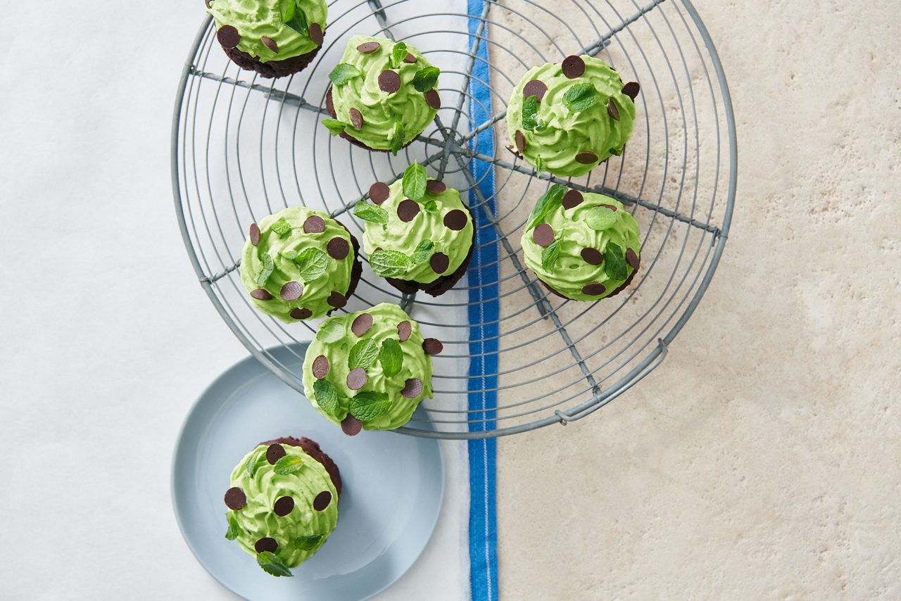 903160F2-1BF4-4E48-A5337B59182A8FA3<br>A_NoSugars_Recipe_DE_Image_CupCakeMint_16x9_Drinks_NA_Soy_1l_<br>Cute Cupcakes 

Mint 

 

Zutaten: 

 

Teig: 

250 g Dinkelmehl[Text Wrapping Break]3/4 TL Backpulver 

3/4 TL Natron[Text Wrapping Break]1/2 TL Salz 

110 ml Alpro Sojadrink Ohne Zucker[Text Wrapping Break]1 Zitrone 

2 große Bananen[Text Wrapping Break]50 g Kürbis geraspelt 

 

Frosting: 

200 g Cashewkerne[Text Wrapping Break]200 g veganer Frischkäse 

1 Zitrone 

 

Einfärben: 

10 ml Karottensaft 

 

Toppings: 

Kürbiskerne 

Kürbiswürfel 

 

Zubereitung: 

Dinkelmehl, Natron, Salz und Backpulver vermengen. Sojadrink und Zitronensaft vermengen und zum Dinkelmehl-Mix dazu packen. Einfärben nach belieben. Backofen 180 Grad und alles in Muffinform und 20–25 Minuten, backen. Für das Frosting Cashewkerne 30 Minuten einweichen und mit restlichen Zutaten im Mixer vermengen. Danach einfärben nach belieben und auch die Muffins oben auf.