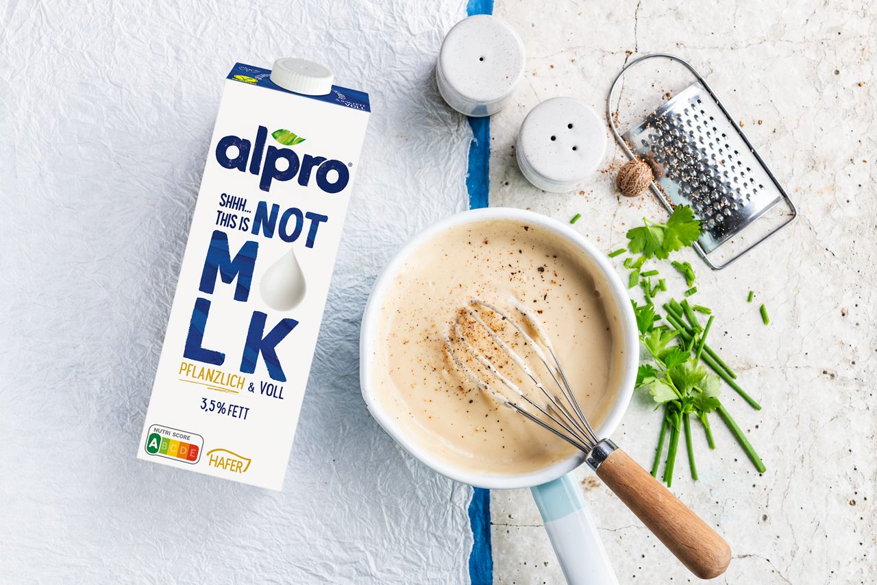 FF3EB84D-CA9C-4638-A54D0E8256E066A0<br>A_notmilk_Product_DE_Recipe_Image____Drinks_NA_Oat_NA_TetraUHT_1l_HR_bechamel_withproduct_3x2.tif