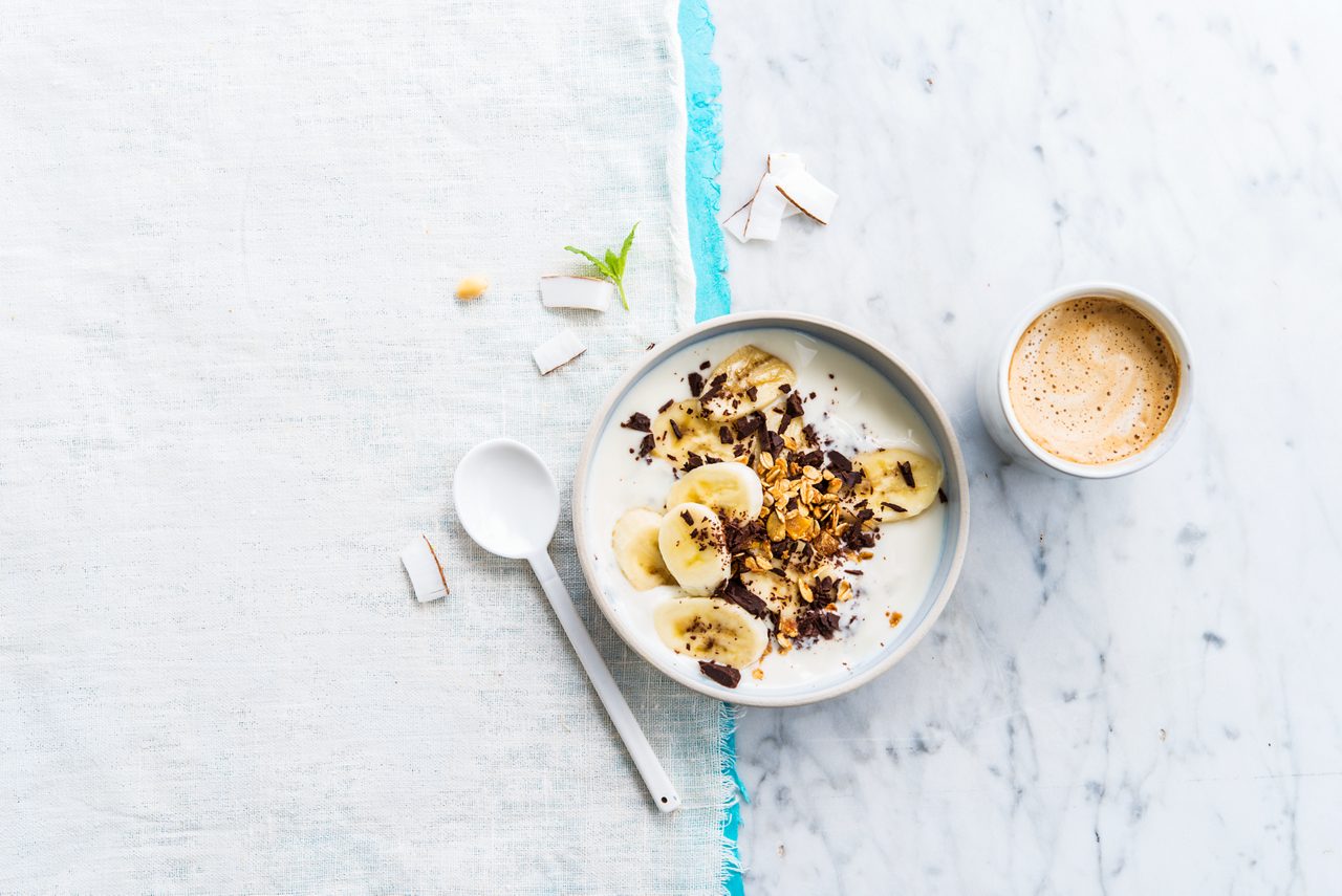 B7FD0E08-6BA9-4B4E-A5942772D3CADB2C<br>A_NA_NA_Master_Recipe_Image_bananachocolategranola___PBAY_Multi_Soy_Coconut_Pot_500g_HR_horizontal.tif<br>Banana Chocolate Granola 

Go loco for this banana choco-coco treat using Alpro Plain with Coconut 

"1 l Alpro Plain with Coconut 
2 bananas
12 tbsp Granola
60g chocolate (70% cacao)"

"1.	Grate the chocolate and chop the bananas.
2.	Divide the Alpro Plain with Coconut between four bowls 
3.	Top with the granola, banana and shredded chocolate.
4.	Dip in and enjoy!"