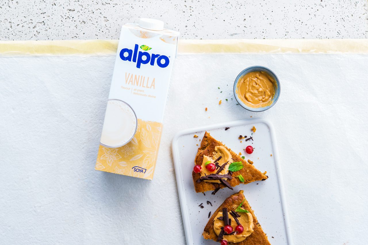 B2567C08-5F10-4C8C-A5F1A308DE363CF0<br>A_FlavouredDrinks_NA_Master_Recipe_Image_vanillachocolateoatmealpiepackshot___Drinks_NA_Soy_Vanilla_TetraUHT_1l_HR_hor.tif<br>Chocolate Oatmeal Bake

Nuttily chocolaty, made with Alpro Vanilla flavoured Soya Drink

"50cl Alpro Vanilla flavoured Soya Drink
200g quick-cook oats
60g brown sugar
60g dark chocolate chips
4 tbs natural peanut butter
A few drops of vanilla extract
A pinch of salt"

"1. Preheat the oven to 180°C and line an 8” cake tin with baking paper.
2. Mix all the ingredients together until nice and smooth. Yes, it really is that simple!
3.. Pour the mixture into the tin and bake for 35 min.
4. Leave to cool (hard, we know!) before slicing. Serve at room temperature topped with fresh fruit and a dollop of plant-based creaminess. Voila, dessert. Or nice just as it is with coffee, too.        
 "