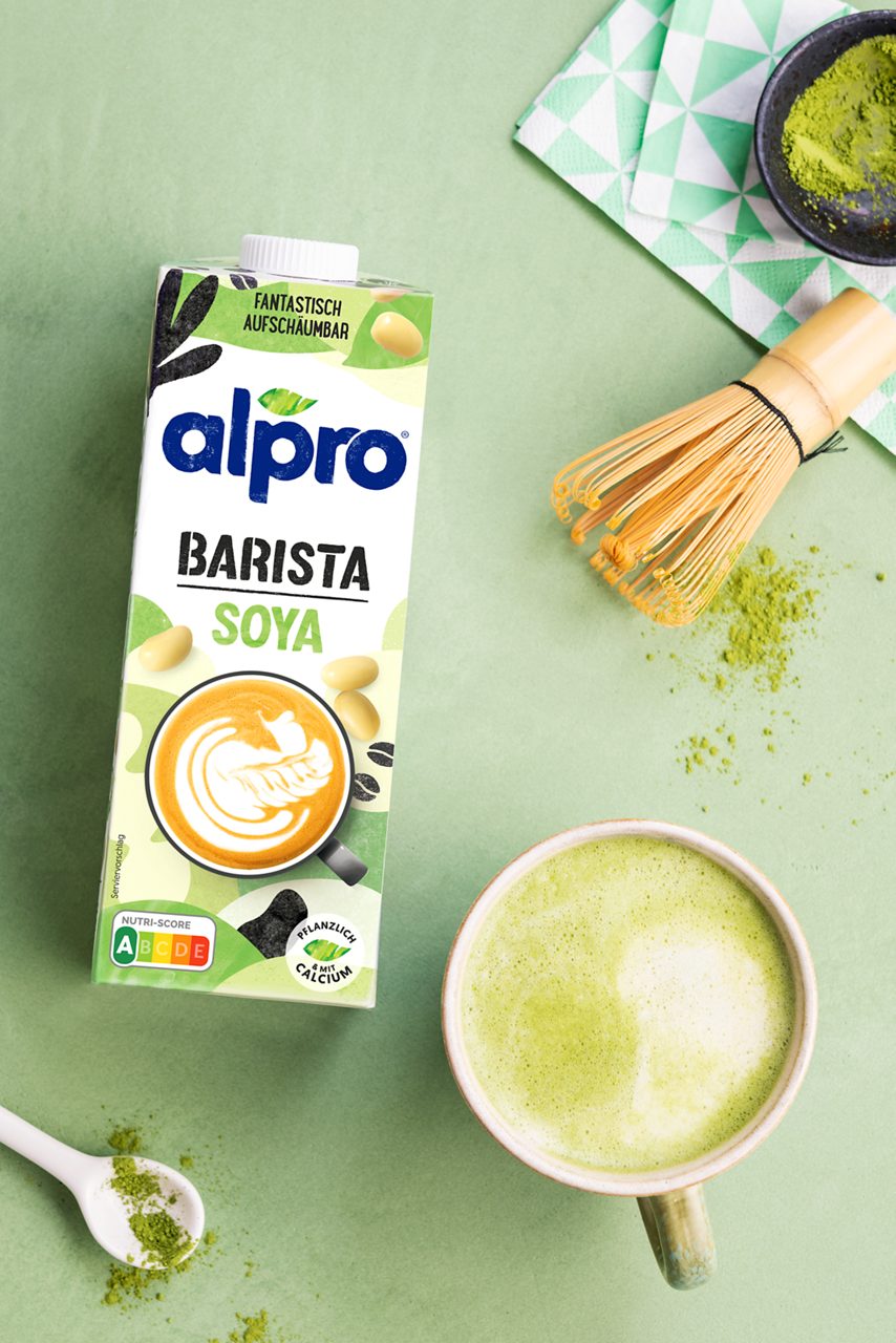 FB6EE7E1-221B-4D06-A6D97C9BB1EE0E7F<br>A_FYY_DE_Drink_Barista Soya_Recipe_Matcha_2x3.tif