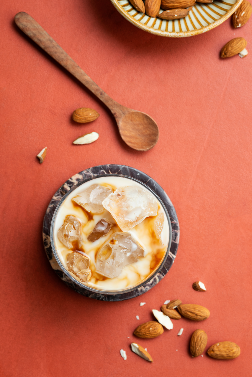 F4C52702-8A00-46E7-A98870A796B6D91F<br>A_Coffee_Barista_Master_Image_icelatte___Drinks_BaristaOne_Almond_NA_TetraUHT_1l_HR_ice_latte-331.tif