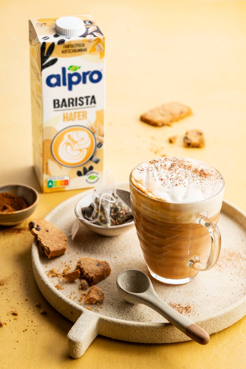 65886EB9-1528-4B69-AB498B4EE77B30DD<br>A_NA_NA_Master_Recipe_Image_Cinnamon_Capuccino_Recipe_NA_Drinks_Barista_Oat_NA_TetraUHT_1l_HR_-383 (1).jpg