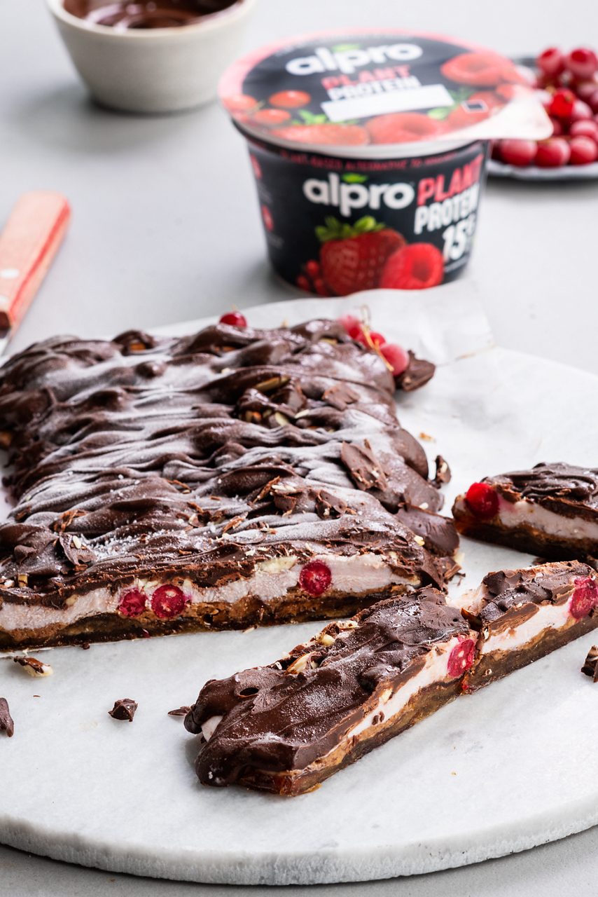 37F2F1AD-635A-4FB6-AC9D1F36622FE92B<br>A_FYY_NA_Master_Recipe_Image_DateCrunchBark__NA_PBAY_Protein_Soy_NA_Pot_200g_HR_Protein_RedBerries_CROP-139.tif<br>date_crunch_bark_title	Date crunch bark
 date_crunch_bark_subtitle	Fill the snack gap with this easy freeze recipe.
 date_crunch_bark_ingredients	"
10 Medjool dates
3 tbsp almond spread
1/2 pot (3 tbsp) Alpro Plant Protein red fruit
2 tbsp red berries
2 tbsp almonds, roughly chopped
150g dark chocolate"
 date_crunch_bark_preparation	"1 Line a freezer-proof tray with baking paper. Slice into the dates and slip out the stones. Open them out and spread over your tray, close together and flattened with the back of a spoon to create a date base layer.
2 Dob on the almond spread and then spread a thick layer of the Alpro Plant Protein red fruit over the top of that.
3 Sprinkle with the red berries and chopped almonds.
4 Melt the dark chocolate in a bowl over a pan of gently simmering water. Then drizzle over the nuts and berries. Freestyle or fancy, it's up to you!
5 Freeze for 2-3 hours until it's hard and snappable. Munch, crunch, enjoy!"
 date_crunch_bark_tags	Gluten-free, vegan
 date_crunch_bark_url	/ date-crunch-bark
 date_crunch_bark_info	(Recipe type: Breakfast/snack (Prep time: 5 min) (baking time: x) (cooling time: 2-3 hours ) (servings: for 4 servings ) (season: all season)
 date_crunch_bark_lactosetip	xx
 date_crunch_bark_fruit_tip	Use any berries or fruit you prefer
 date_crunch_bark_trendtip	xx
 date_crunch_bark_glutentip	xx
 date_crunch_bark_product	Alpro Plant Protein Red fruit
 date_crunch_bark_searchterms	Alpro, Alpro recipe, protein, red fruit, bark, gluten-free, healthy bark, chocolate, breakfast, plantbase, vegan, healthy snack, frozen, post workout