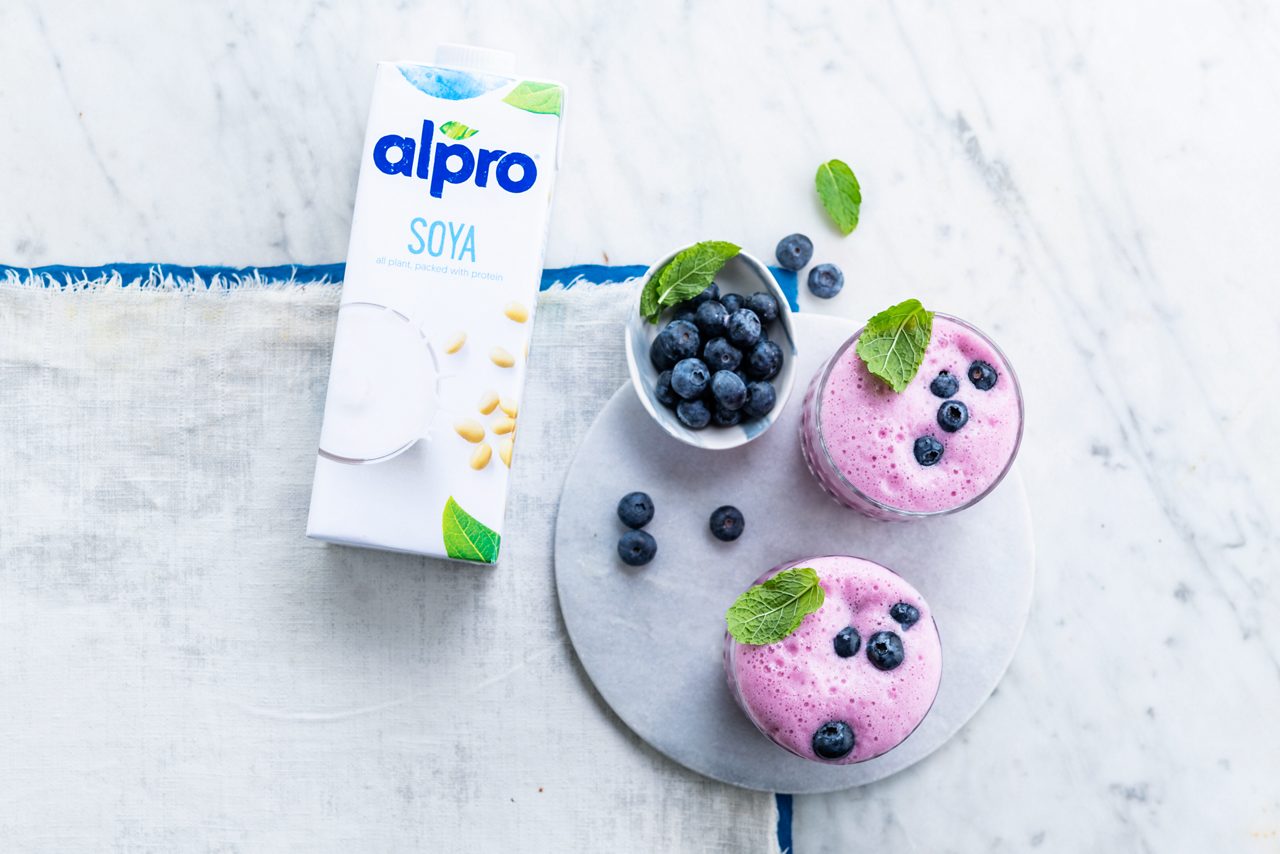 4F36FE73-2652-40D6-ADCF649DF0EAA6FC<br>A_GFY_NA_Master_Recipe_Image_BlueberrySour_3x2__Drinks_NA_Soy_NA_TetraUHT_1l_HR_horizontal-764.tif<br>Virgin Blueberry Sour 
A vegan take on a cooling classic, made with Alpro Original Soya Drink 
"200g blueberries + extra to decorate
2 lemons (juice) 
1 tbsp agave syrup
100ml Alpro Original Soya drink 
2 tbsp aquafaba (the liquid from a can of chickpeas – which you can use in one of our other tasty recipes!)
300-400ml ginger ale (depending on the size and type of your glasses – around 100 ml per person)
4 ice cubes"
"1. Crush the blueberries in the base of a cocktail shaker, then add the lemon juice, agave syrup, Alpro Original Soya Drink and the aquafaba. 
2. Shake once (around 20 sec) without the ice to make the aquafaba foamy, then add the ice and give it another quick 10 second shake. 
3. Strain and half fill your glasses. 
4. Finish with a splash of ginger ale and some extra blueberries."
lactose free, veggie, vegan, gluten free
/blueberry-sour-mocktail
(Recipe type: DRINKS (Prep time: 15 min) (servings: +/- 3-4 persons (depends on the type glass, a cocktail coupe: 4p - larger glasses: 3p) (season: all year) (pool: 1) NOT TO BE TRANSLATED
/
/
/
/
Alpro Original Soya drink 
Alpro, Alpro recipe, mocktail, blueberry, vegan, veggie, summer, BBQ, drink