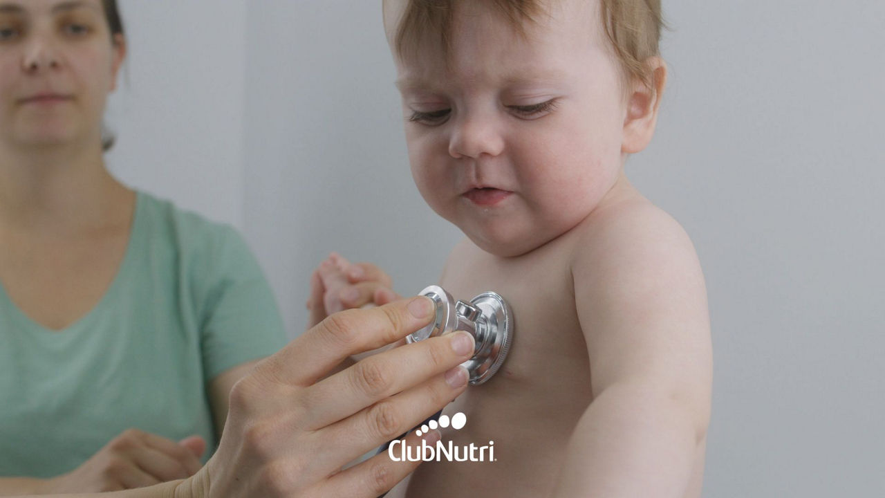 Médica sosteniendo a un bebé.