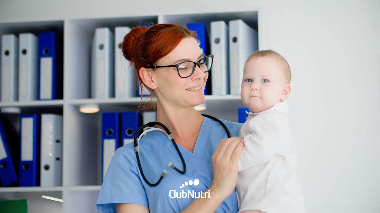 Médica sosteniendo a un bebé.