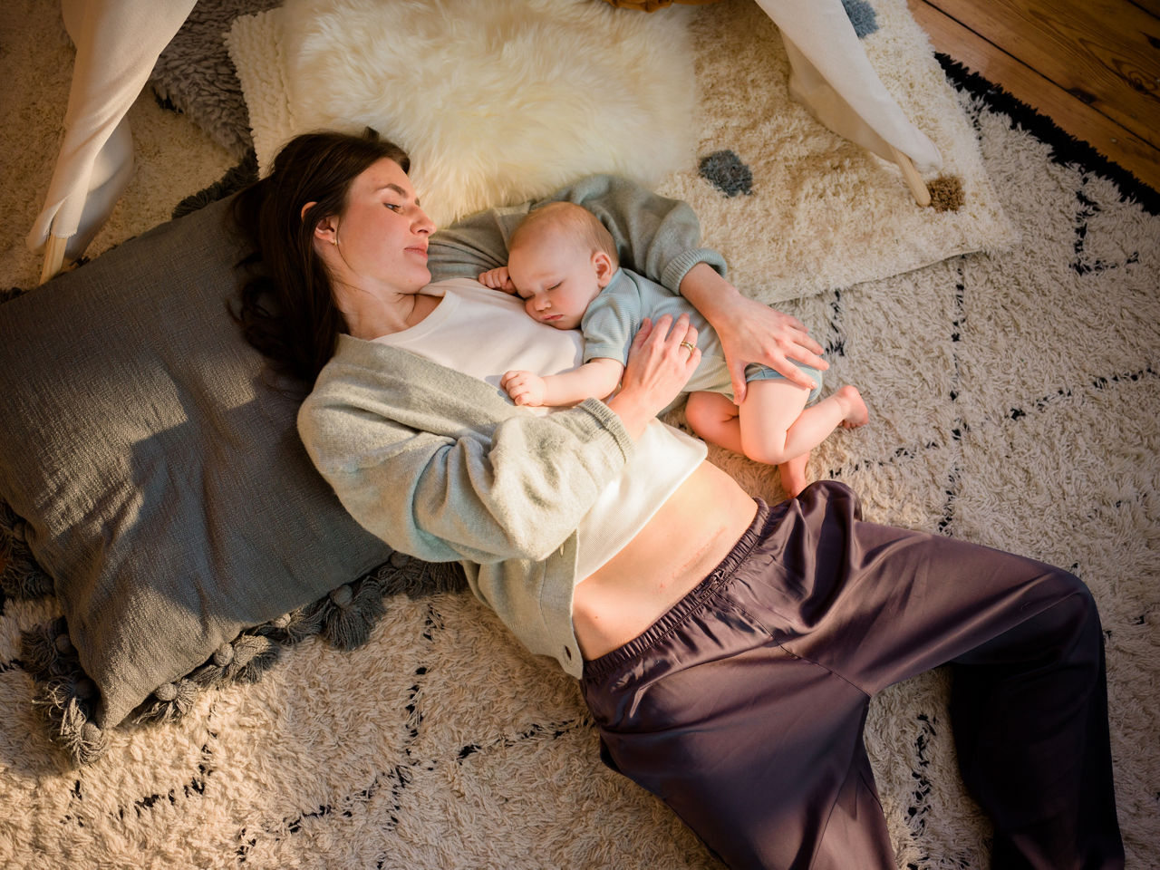 madre con bebe durmiendo en el piso