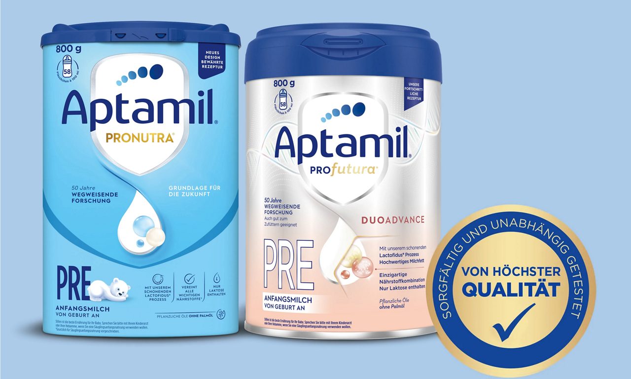 Mutter stillt ihr Baby im Bett