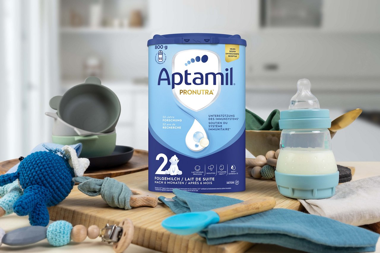 Frau hält Schwangerschaftstest in der Hand und fragt sich: In welche Schwangerschaftswoche bin ich?