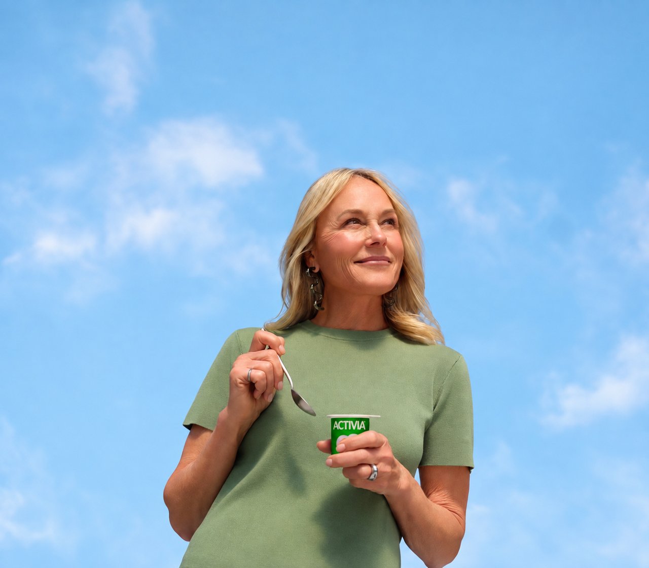 Mulher consumindo activia