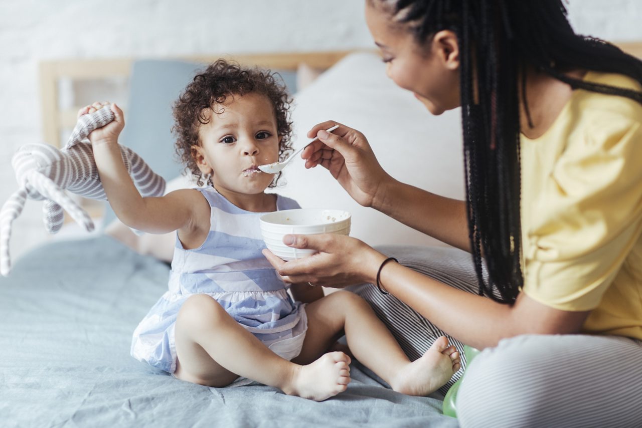 Bébé qui mange à la cuillère