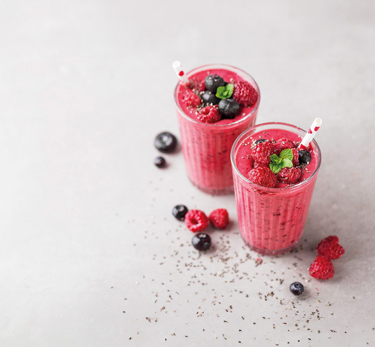 Roter Smoothie aus gefrorenen Früchten. 