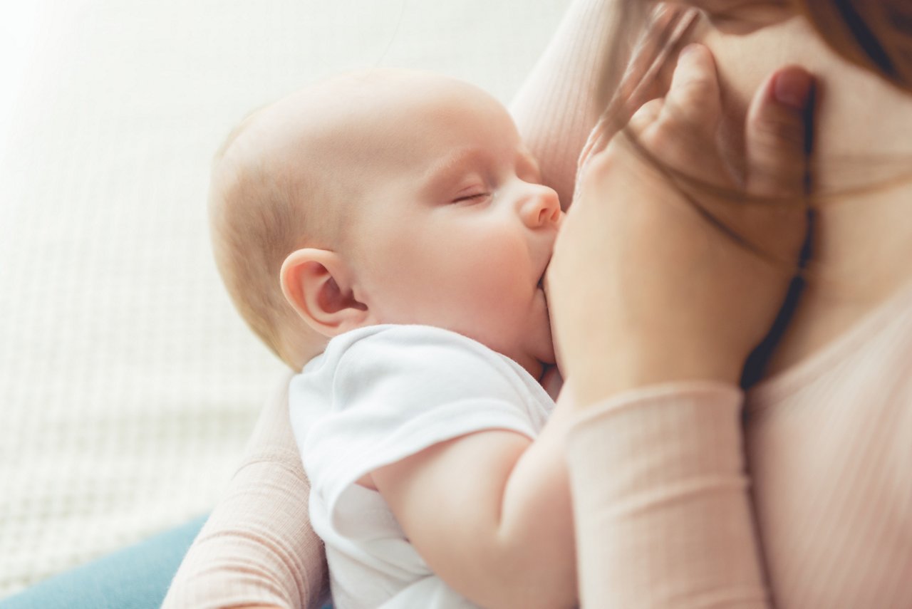 Baby krijgt borstvoeding van zijn moeder, wat de voordelen van borstvoeding en de ontwikkeling van jonge baby's benadrukt.