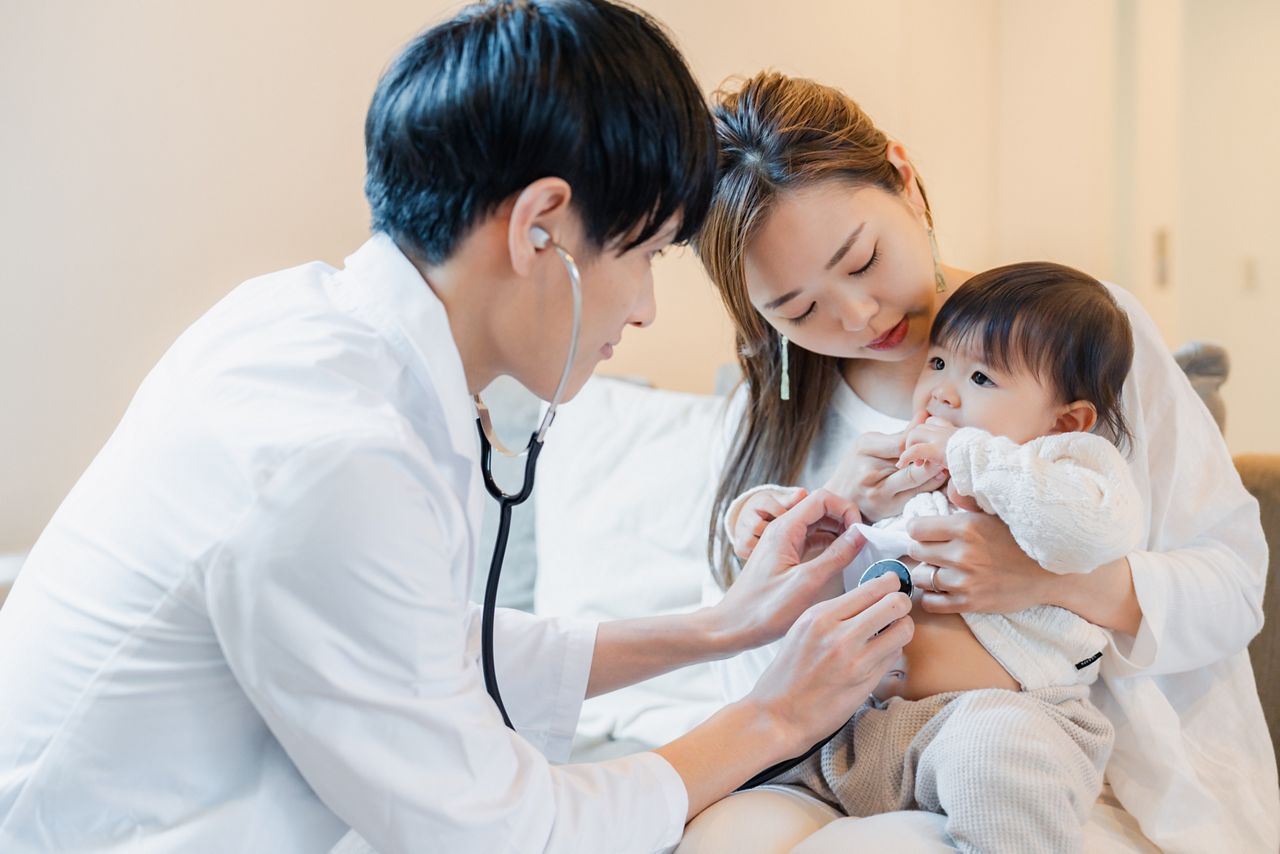 家を訪問したドクターに診てもらう赤ちゃん