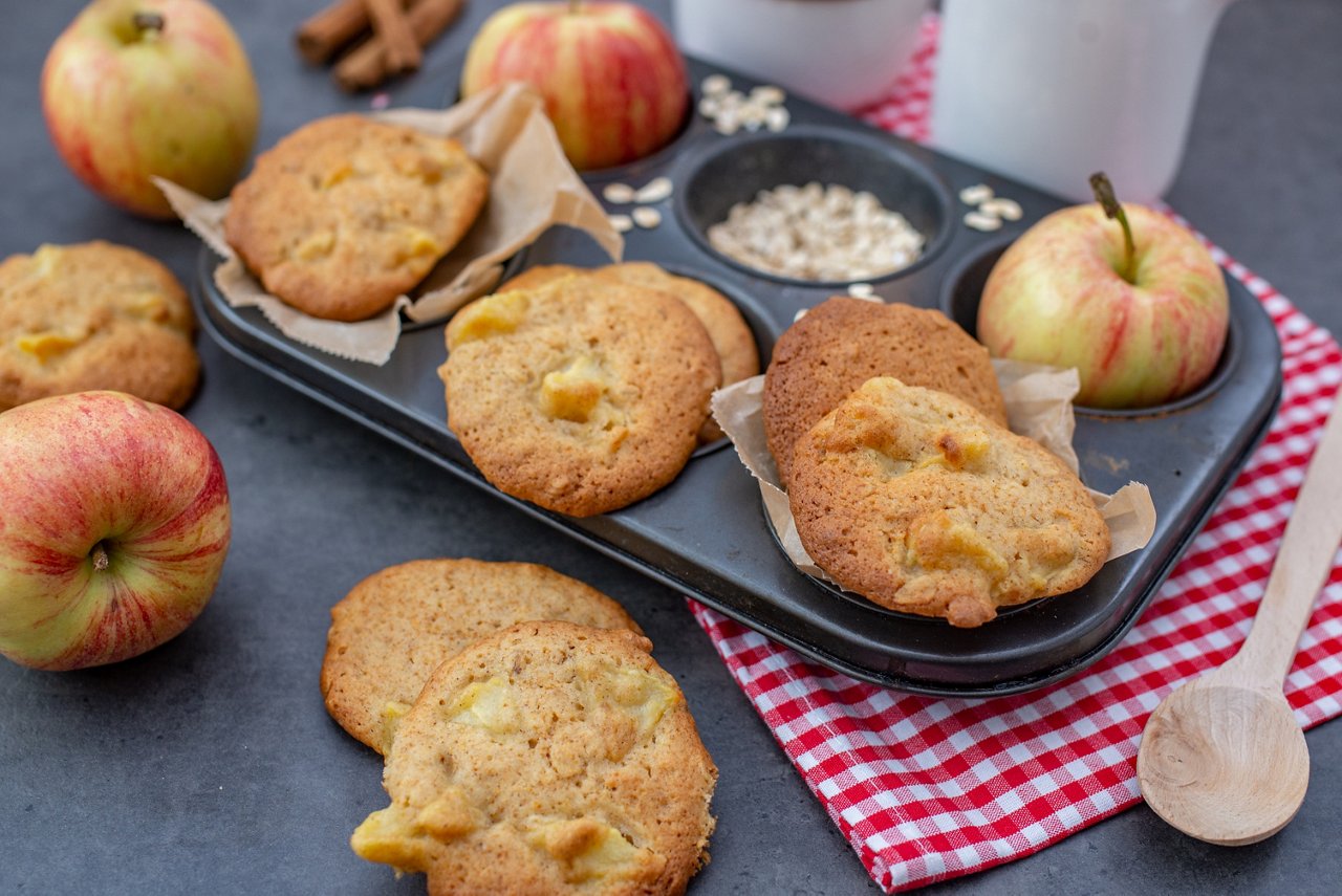 Crunchy sweet apple oat cookies