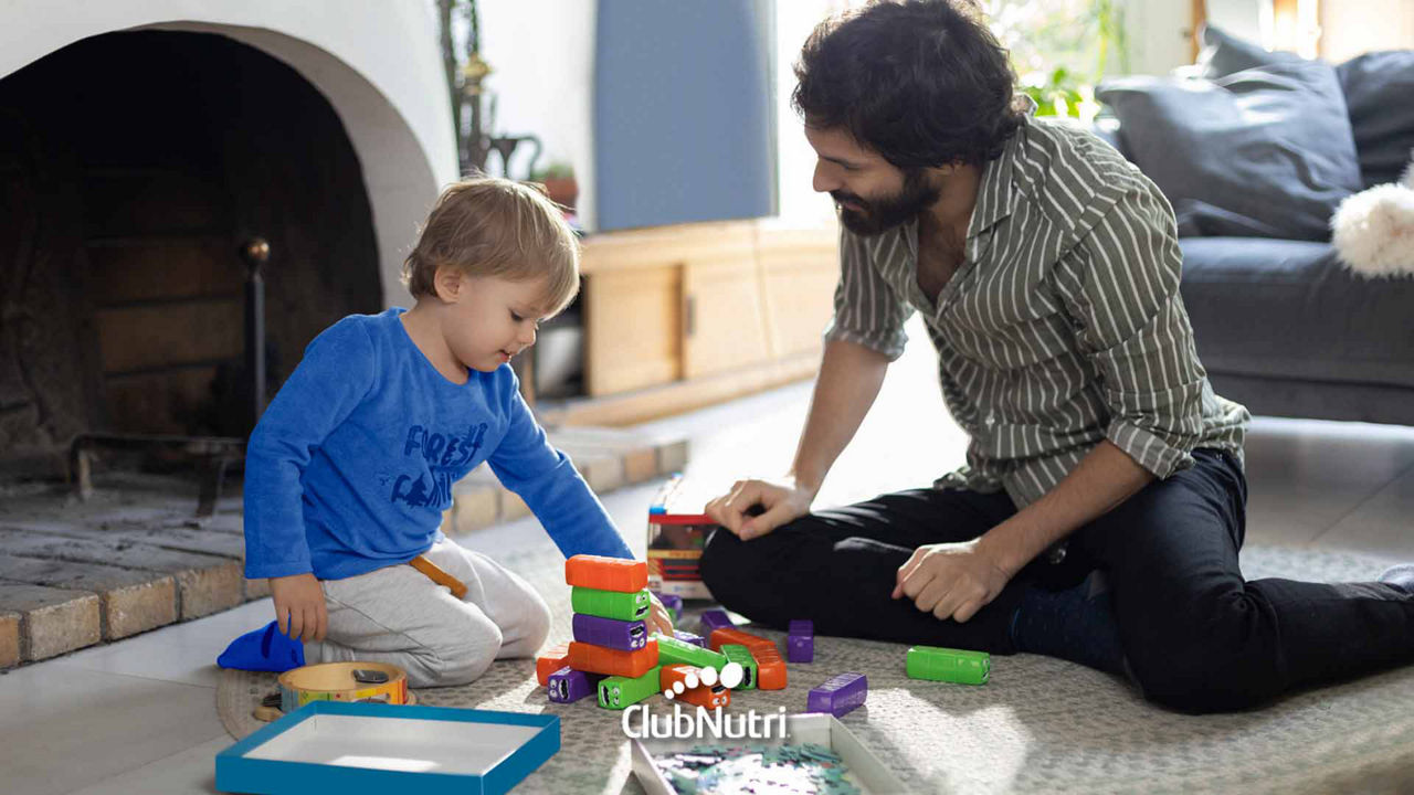 Niño jugando con su padre.