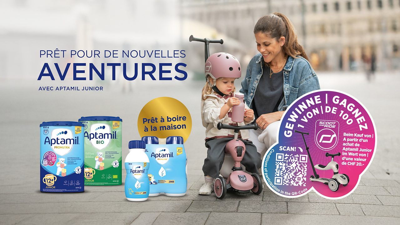 Bébé buvant dans une tasse
