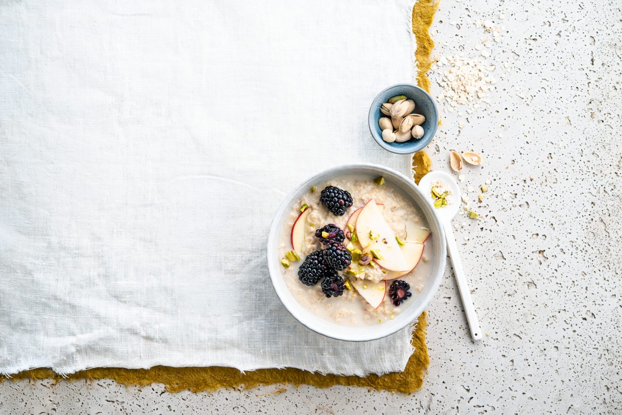 11CEB273-6990-492A-B2E136C2A2866C03<br>A_NA_NA_Master_Recipe_Image_oatmealwithapple___Drinks_Unsweetened_Oat_NA_TetraUHT_1l_HR_horizontal.tif<br>Oatmeal with apple

Pimp your porridge with apple, blackberries and Alpro Oat Unsweetened Drink

"1l Alpro Oat Unsweetened 
160g porridge oats (quick cooking) 
2 eating apples 
250g blackberries 
4 tbsp shelled pistachio nuts (optional)"

"1.	Core and thinly slice the apples. 
2.	Pop in a pan along with the Alpro Oat Unsweetened and the porridge oats.
3.	Bring to the boil then reduce to a simmer. Keep stirring for around three minutes until it’s nice and thick and smooth. 
4.	Spoon into four breakfast bowls and top with the blackberries, pistachio nuts if you like them, and an extra splash of Alpro Oat Unsweetened. Ready in a flash and packed with oaty, fruity goodness!"