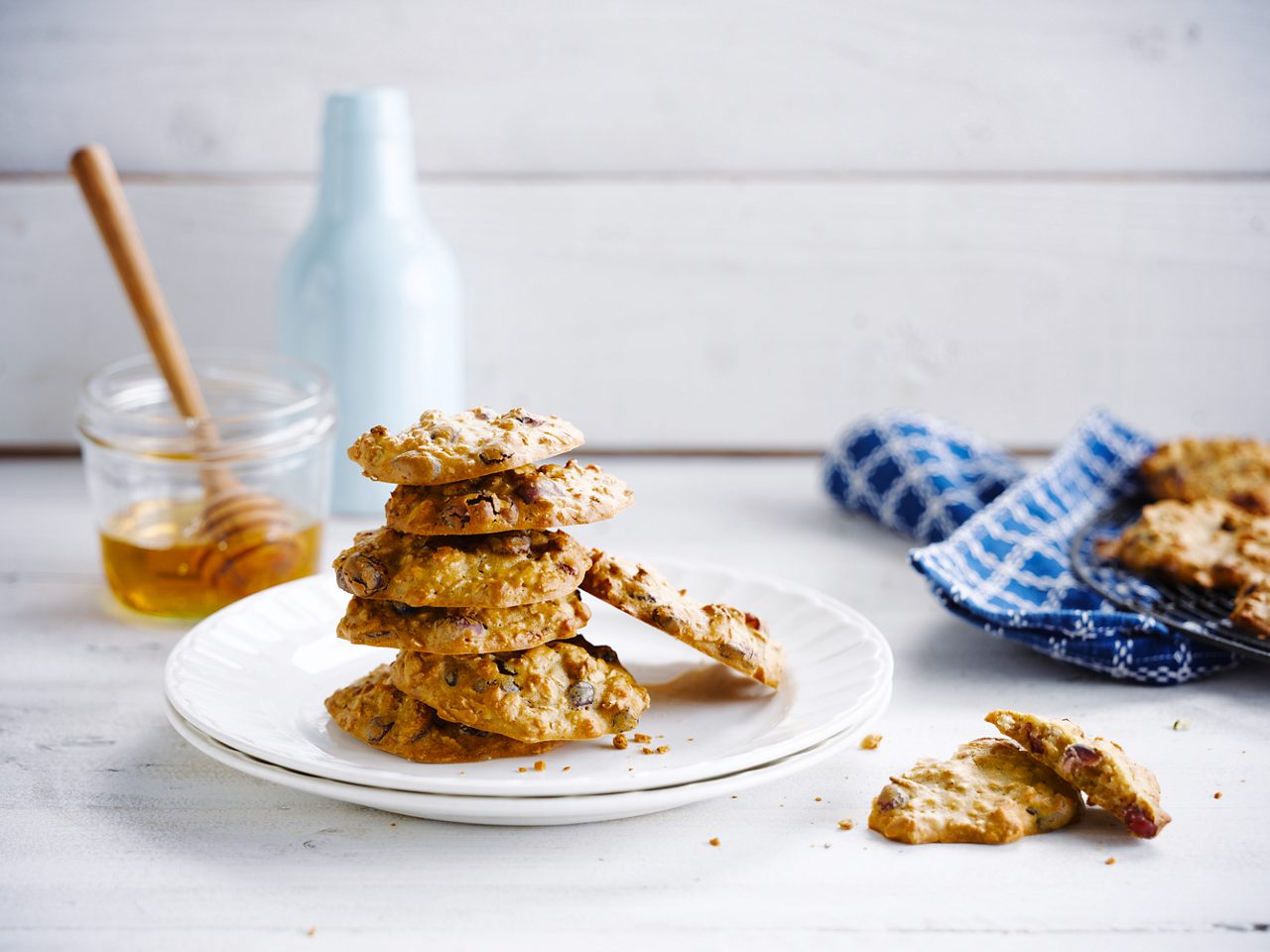 E01D6708-E9DA-4AA4-B41BC4D2966B1D8D<br>OAT COOKIES_00008.tif<br>150 g all-purpose flour (sifted)150 g oat flakes (not quick-cooking)2 ts baking powder2 tbs honey1 tbs vanilla sugar70 g dried cranberries 1 ts cinnamon powder 3 tbs Alpro baking margarine (melted)  1 large egg (lightly beaten) 200 ml Alpro oat original drink pinch of salt 1. Preheat the oven to 200°C. In a medium bowl, whisk together flour, oat flakes, baking powder, salt, vanilla sugar, cranberries and cinnamon2. In a small bowl, whisk together with the Alpro baking margarine, egg, honey and Alpro oat drink until combined, add to flour mixture. Stir until batter is evenly moistened. 3. Drop 1 tablespoon of batter onto a baking sheet and repeat until all the batter is on your baking sheet. Bake until golden brown, 15 à 20 minutes.4. Let the cookies cool on a wire rack for 5 minutes and serve.