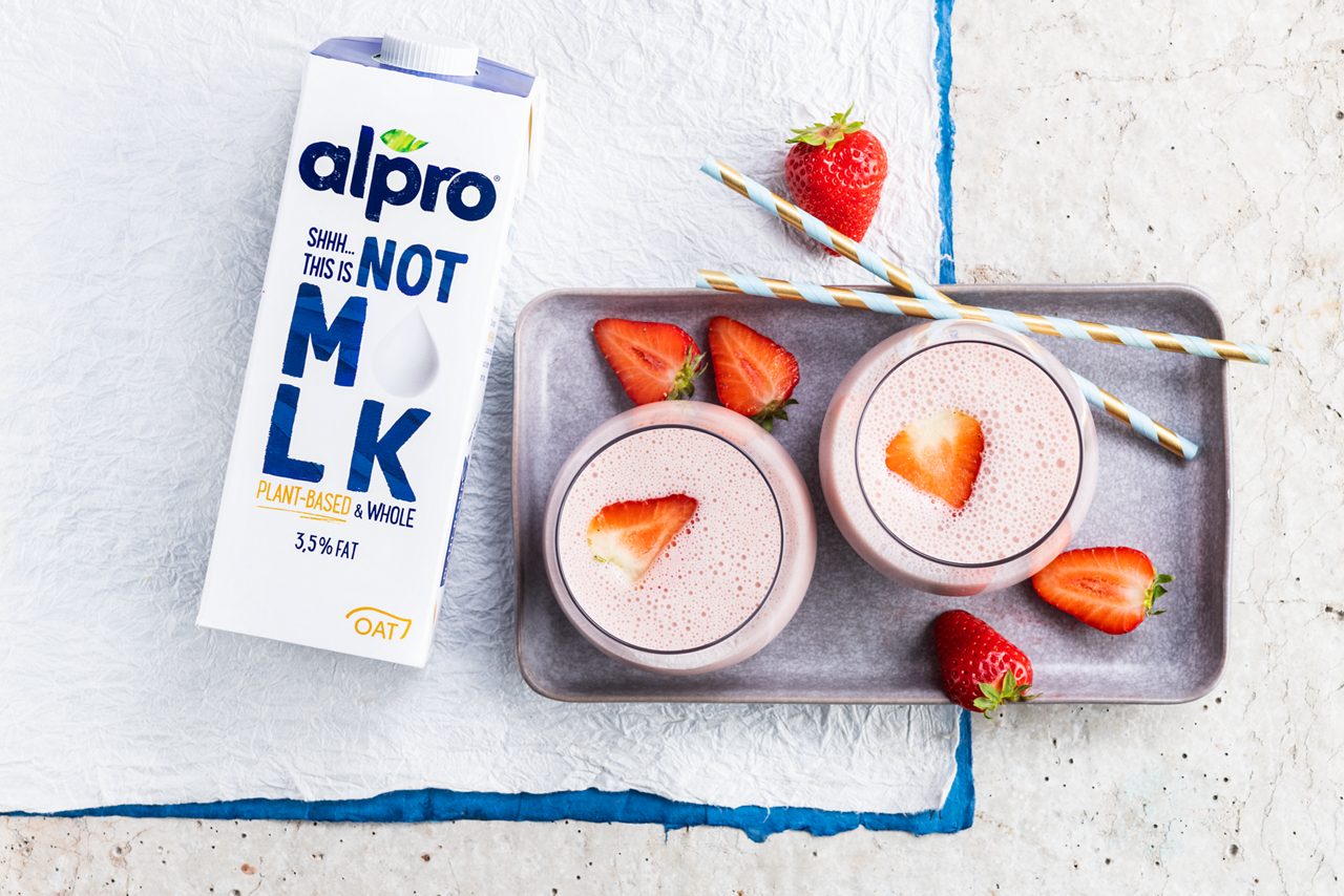 1F3BB8FA-2349-4797-B75D00CA05AE6931<br>A_notmilk_Product_NA_Global_Recipe_Image____Drinks_NA_Oat_NA_TetraUHT_1l_HR_notmilkshake_3x2_withproduct<br>Strawberry Not M*lk shake
All the taste of a milkshake, 100% plant-based with Alpro Shh…This is Not M*lk 
"200g strawberries 
1 banana
300ml Alpro Shh…This is Not M*lk
100g crushed ice "
"1 Trim the little green tops off the strawberries. 
2 Pop all the ingredients into a blender and whizz until smooth. 
3 Pour into 2-3 glasses and serve it straightaway. The colder the better! "
lactose free, veggie, gluten free, vegan
(Recipe type: DRINKS (Prep time: 5 min) (servings: +/- 2-3 persons) (season: summer/spring)
For an ice cream float, add a couple of scoops of Alpro Vanilla. Even more yum!

Caution: Due to possible peculiarities, a local legal check regarding the wording is recommended