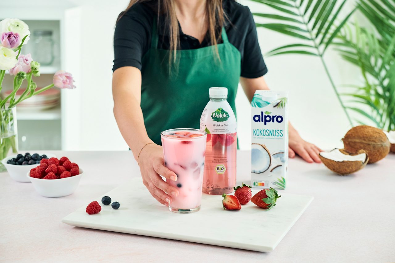 BDDB00F3-C239-4310-BAB2199AF624F71A<br>A_Moments_NA_DE_FBIG_Image_PinkDrinkWithVolvic_3x2_Drinks_NA_Coconut_NA_TetraUHT_1l_LR_.jpg