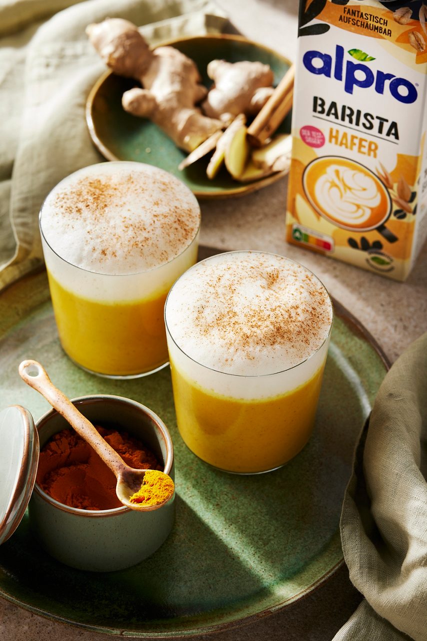 3395CD66-375C-4D57-BABBB622073ECD1D<br>A_DE_Drink_Hafer Barista_Recipe_Kurkuma Latte<br>