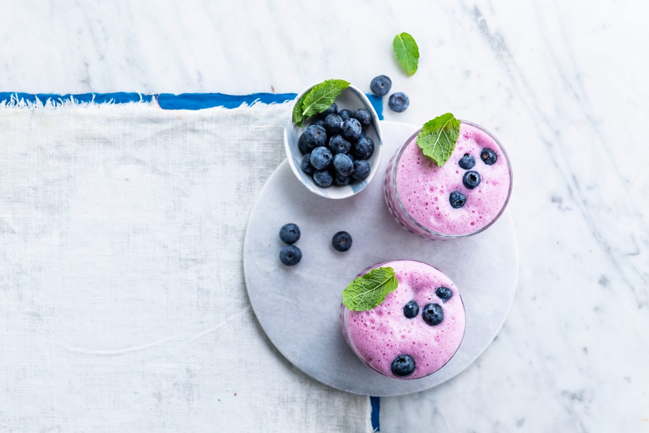 5AE2CECC-384F-490E-BE3B07F96482EE0A<br>A_GFY_NA_Master_Recipe_Image_BlueberrySour_3x2__Drinks_NA_Soy_NA_TetraUHT_1l_HR_horizontal-765.tif<br>Virgin Blueberry Sour 
A vegan take on a cooling classic, made with Alpro Original Soya Drink 
"200g blueberries + extra to decorate
2 lemons (juice) 
1 tbsp agave syrup
100ml Alpro Original Soya drink 
2 tbsp aquafaba (the liquid from a can of chickpeas – which you can use in one of our other tasty recipes!)
300-400ml ginger ale (depending on the size and type of your glasses – around 100 ml per person)
4 ice cubes"
"1. Crush the blueberries in the base of a cocktail shaker, then add the lemon juice, agave syrup, Alpro Original Soya Drink and the aquafaba. 
2. Shake once (around 20 sec) without the ice to make the aquafaba foamy, then add the ice and give it another quick 10 second shake. 
3. Strain and half fill your glasses. 
4. Finish with a splash of ginger ale and some extra blueberries."
lactose free, veggie, vegan, gluten free
/blueberry-sour-mocktail
(Recipe type: DRINKS (Prep time: 15 min) (servings: +/- 3-4 persons (depends on the type glass, a cocktail coupe: 4p - larger glasses: 3p) (season: all year) (pool: 1) NOT TO BE TRANSLATED
/
/
/
/
Alpro Original Soya drink 
Alpro, Alpro recipe, mocktail, blueberry, vegan, veggie, summer, BBQ, drink
