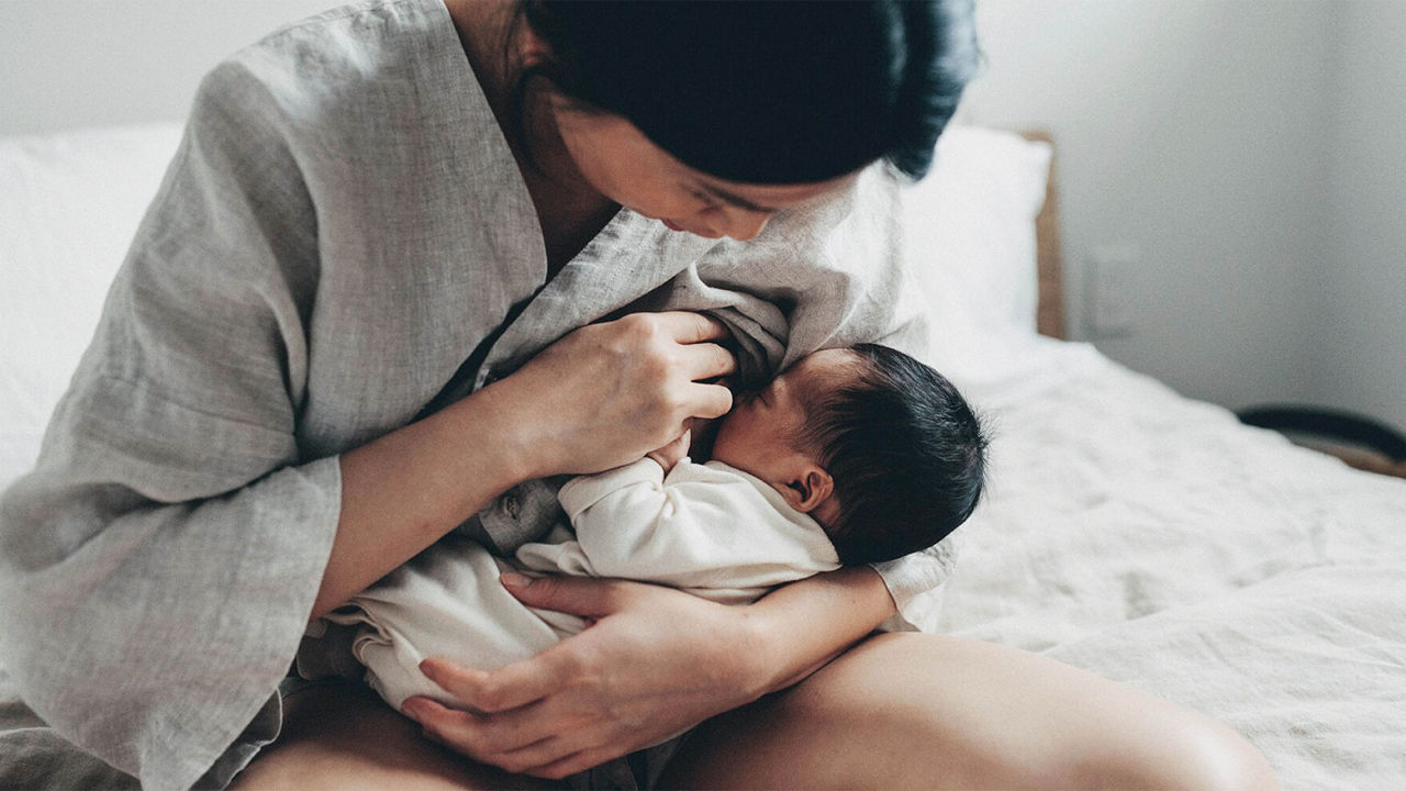 Bebé de unos pocos meses y madre durante la lactancia