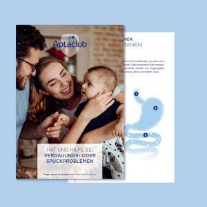 Eine junge Familie mit Baby sitzt zusammen, im Vordergrund steht ein Aptaclub-Ratgeber zu Verdauungs- und Spuckproblemen.