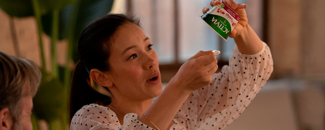 Donna fa merenda con Mix&Go Activia