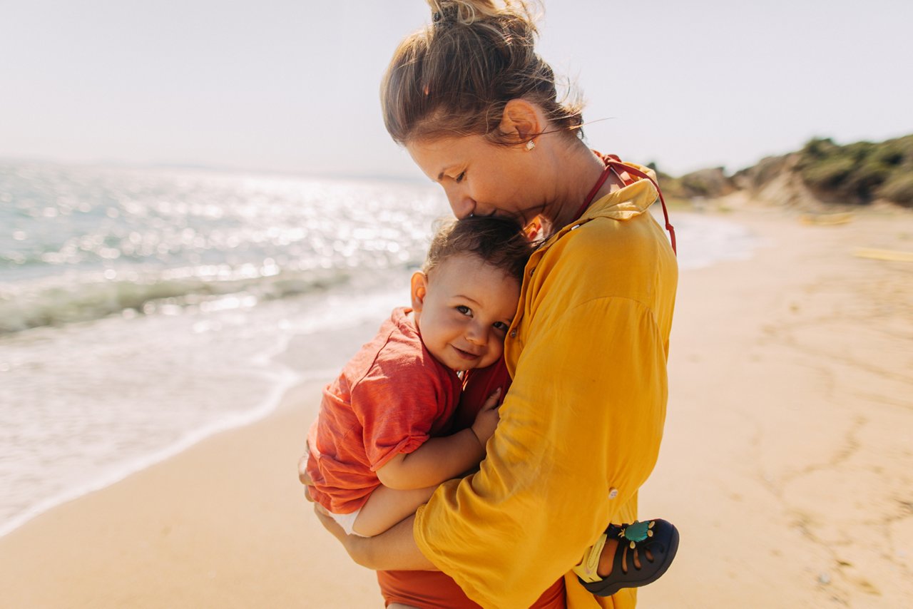 urlaub-baby-umarmung-strand