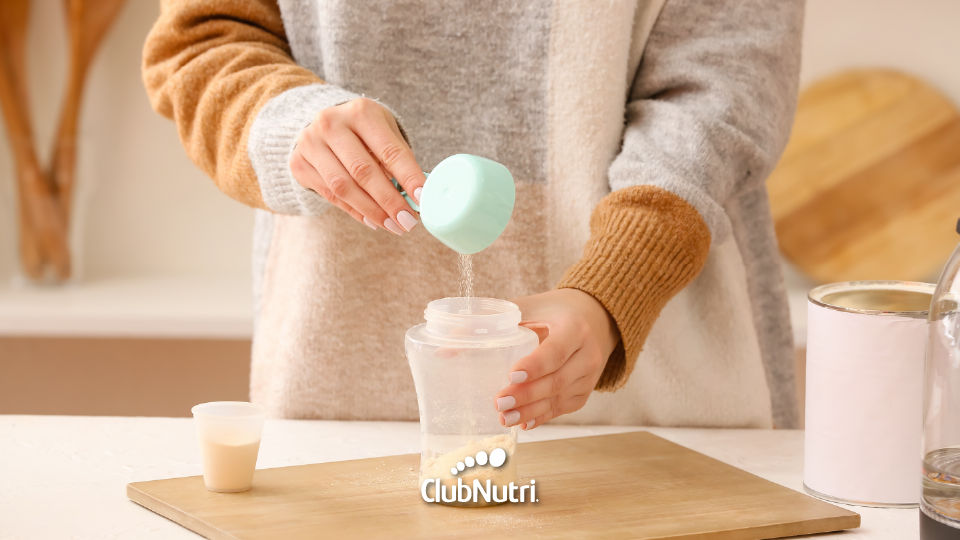 Madre preparando la mamadera de su bebé con leche de fórmula.