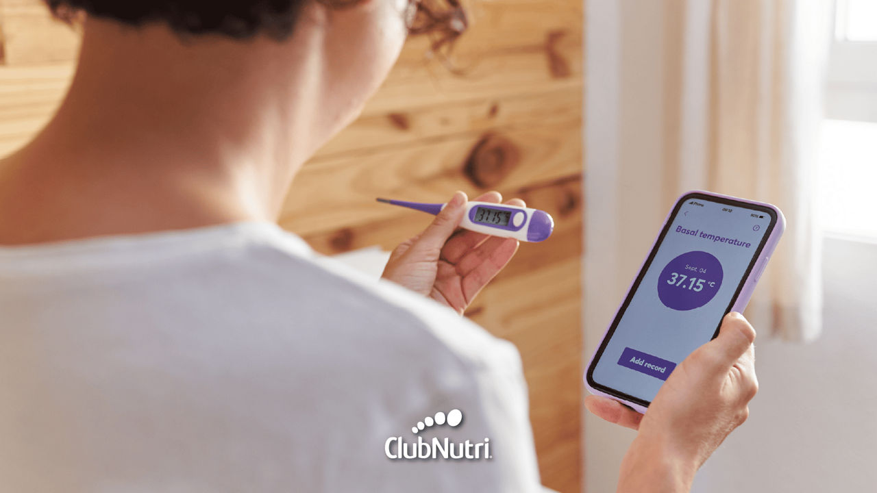 Mujer midiendo su temperatura basal