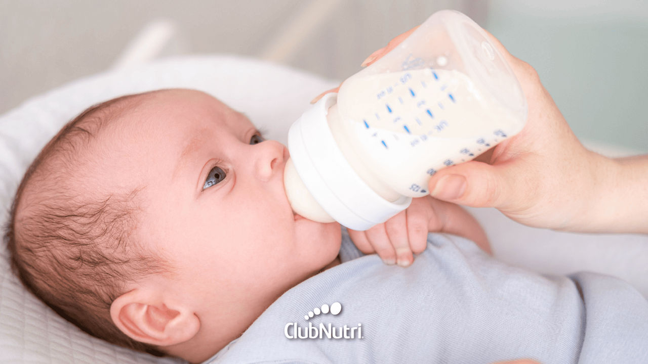 Bebé tomando una mamadera con leche de fórmula