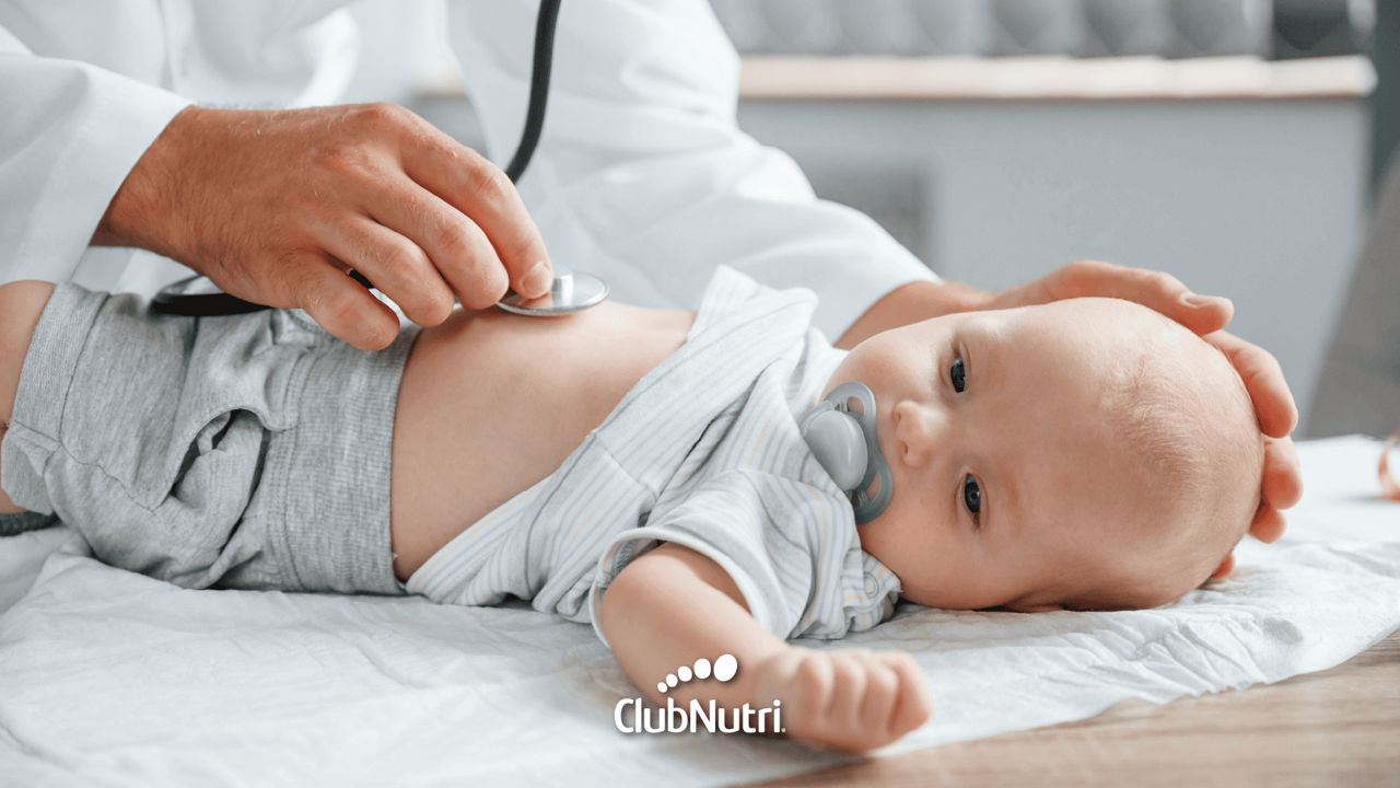 Bebé siendo examinado por pediatra durante control de salud
