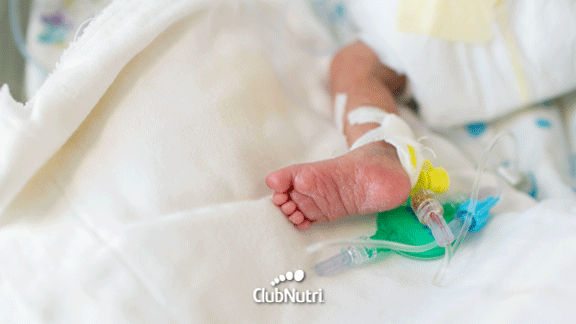 Pie de un bebe con un sonda