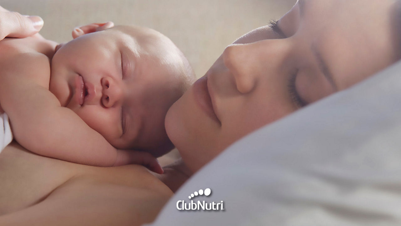 Madre durmiendo con su bebé